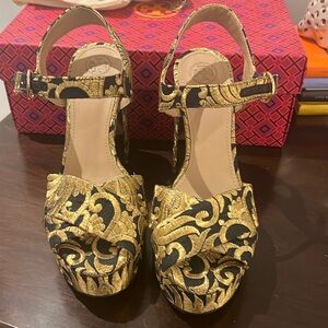 Never worn Tory Burch, black and gold heels
